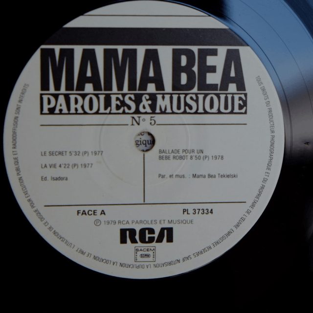 MAMA BEA - Paroles et musique