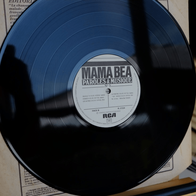 MAMA BEA - Paroles et musique