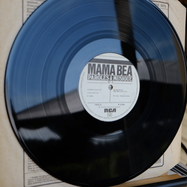 MAMA BEA - Paroles et musique